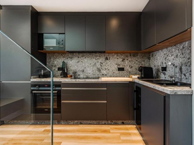 Ático en venta en Estepona, Centro. Ático dúplex único con gran solárium privado de 90 m2 y vistas al mar en pleno centro de Estepona. Áticos.