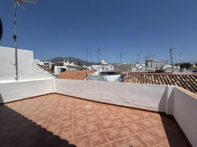 Ático en venta en Estepona, Centro. Ático Luminoso de 1 Dormitorio con Gran Terraza con Vistas al Casco Antiguo de Estepona. Áticos.