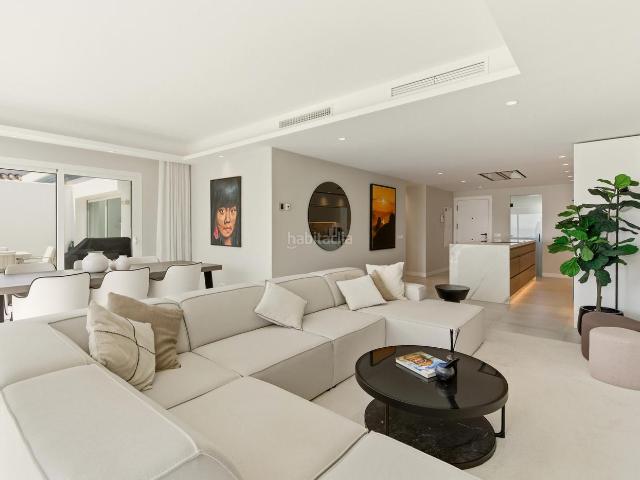 Ático en venta en Estepona, El Velerín. Ático renovado en primera línea de playa en Dominion Beach, Nueva Milla de Oro. Áticos.