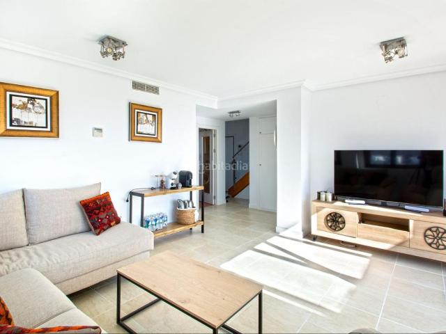 Ático en venta en Estepona, El Velerín. LUJOSO ÁTICO DÚPLEX CON VISTAS PANORÁMICAS EN SELWO, ESTEPONA Bienvenido a este impresionante ático dúplex ubicado en el tranquilo. Áticos.