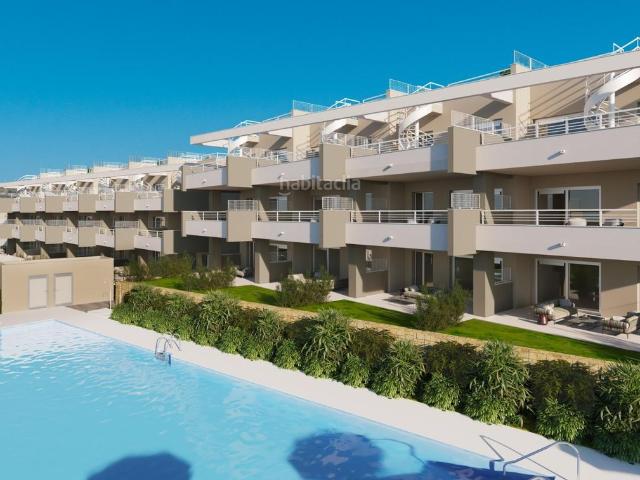 Ático en venta en Estepona, Estepona Golf. Ático de 2 dormitorios y 2 baños con terraza, solarium y vistas al Golf. Estepona Golf. Áticos.