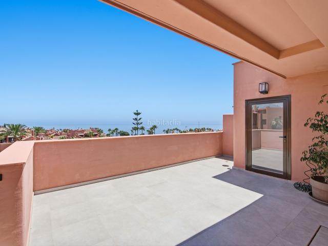 Ático en venta en Estepona, Guadalmansa. Ático contemporáneo con vistas al mar en Las Salinas, Estepona. Áticos.