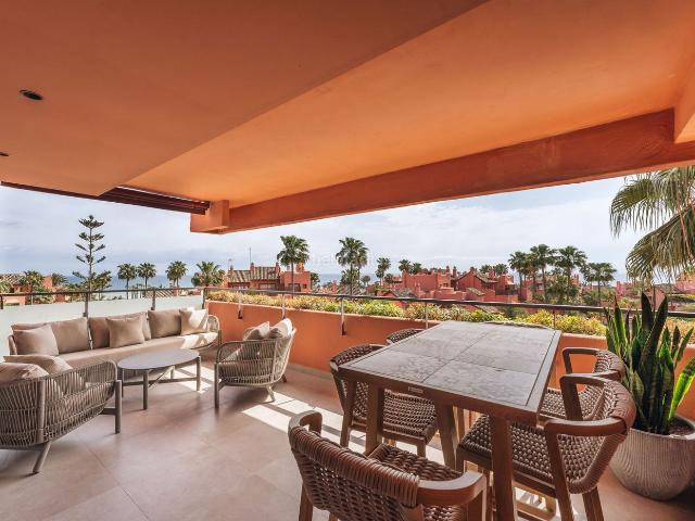 Ático en venta en Estepona, Guadalmansa. Ático de esquina de 3 dormitorios completamente reformado con vistas al mar en una ubicación privilegiada de segunda línea de play. Áticos.