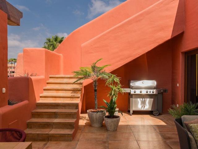 Ático en venta en Estepona, Guadalmansa. Ático dúplex de 4 dormitorios y 4 baños en primera línea de playa. Estepona. Áticos.
