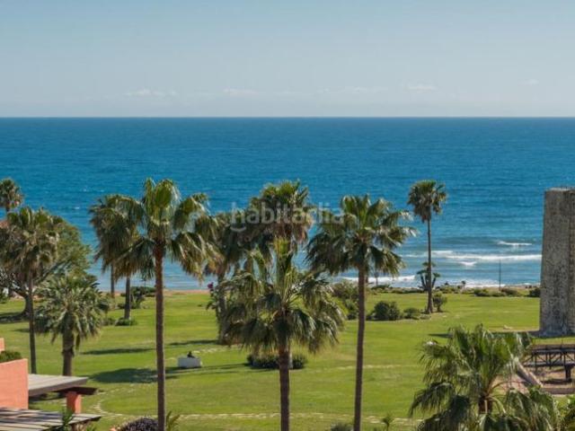 Ático en venta en Estepona, Guadalmansa. Ático dúplex de ultralujo en primera línea de playa en Estepona con vistas panorámicas al mar, terraza en la azotea, jacuzzi y com. Áticos.