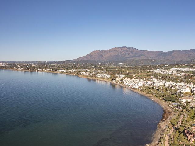 Ático en venta en Estepona, Guadalmansa. Ático dúplex de ultralujo en primera línea de playa en Estepona con vistas panorámicas al mar, terraza en la azotea, jacuzzi y com. Áticos.