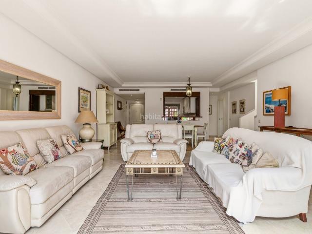 Ático en venta en Estepona, Guadalmansa. Elegante ático dúplex en primera línea de playa en Menara Beach, Estepona Este. Áticos.