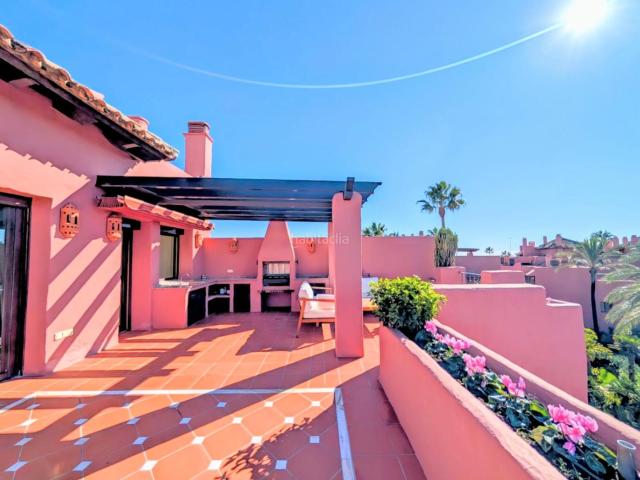 Ático en venta en Estepona, Guadalmansa. ¡Propiedad espectacular en una ubicación excepcional!. Áticos.