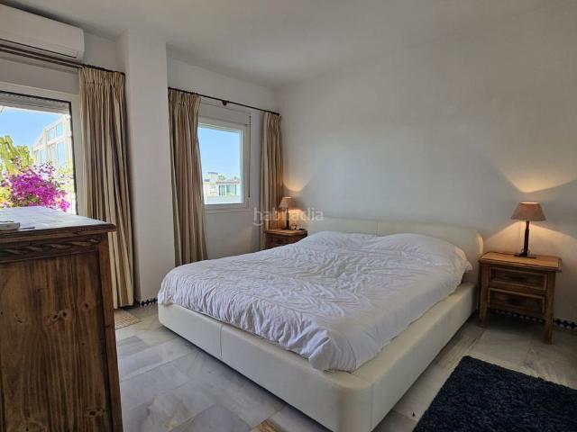 Ático en venta en Estepona, Guadalobón. Exclusiva vivienda con vistas al mar en primera línea de playa en Estepona terraza de ensueño y acceso directo al paseo marítimo. Áticos.