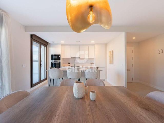Ático en venta en Estepona, Huerta Nueva. Ático totalmente nuevo con vistas al mar en Las Mesas, Estepona Oportunidad única!Este ático completamente nuevo, situado en la p. Áticos.