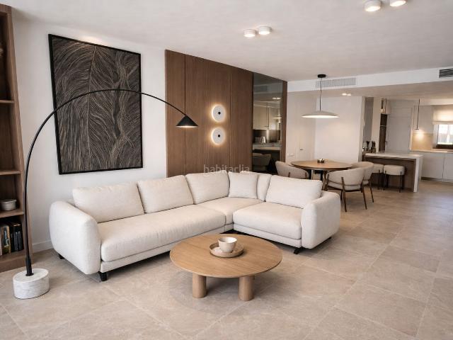 Ático en venta en Estepona, Huerta Nueva. Lujoso ático de 3 dormitorios con vistas al mar. Áticos.