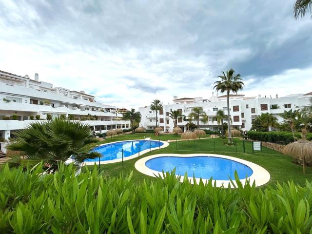 Ático en venta en Estepona, La Concha Resina Golf. Estupendo ático dúplex con grandes terrazas soleadas en la zona de Selwo, Estepona. Áticos.