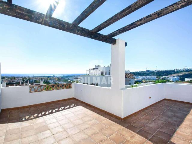 Ático en venta en Estepona, La Concha Resina Golf. Un oasis de lujo y serenidad en la Costa del SolDéjate seducir por este espectacular ático dúplex en Selwo, Estepona, un enclave d. Áticos.