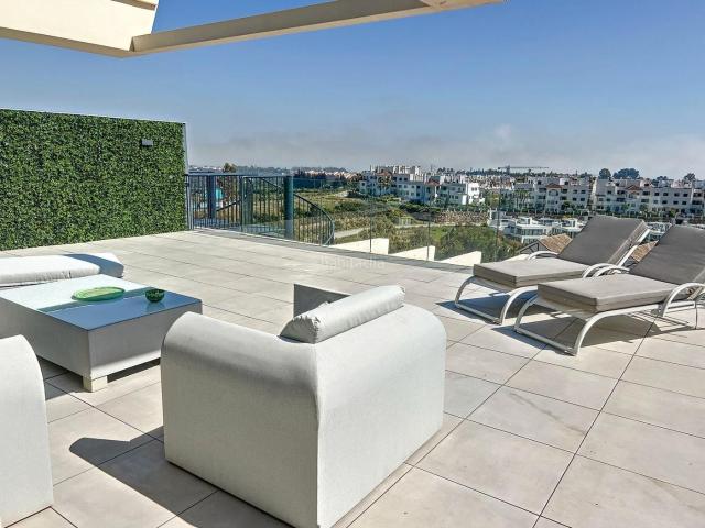 Ático en venta en Estepona, La Concha Resina Golf. Un solárium de ensueño con vistas: Ático de esquina en Oase 325 Selwo. Áticos.