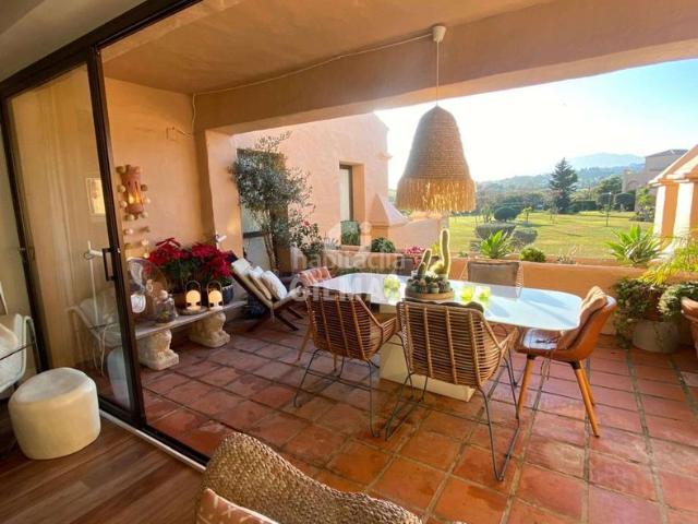 Ático en venta en Estepona, Nueva Atalaya. Ático Dúplex Exclusivo en la Costa del SolDescubra un ático dúplex único donde el lujo, la privacidad y la luz natural se unen. Co. Áticos.
