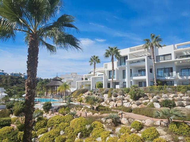 Ático en venta en Estepona, Nueva Atalaya. Descubra el Lujo y las Vistas en Primera Línea de Golf. Áticos.