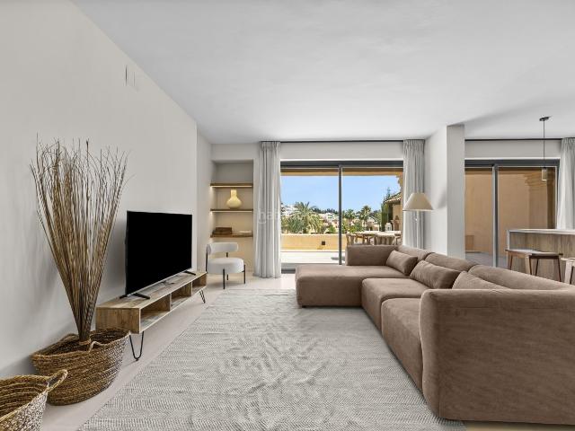Ático en venta en Estepona, Nueva Atalaya. Elegante ático dúplex recientemente renovado con 3 dormitorios y 3 baños, situado en Estepona, en un entorno tranquilo con excelen. Áticos.