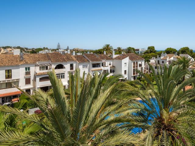 Ático en venta en Estepona, Paraiso Barronal. Apartamento de planta alta con amplia terraza en la azotea y vistas al mar en El Pilar, Estepona. Áticos.