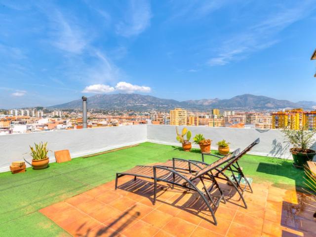 Ático en venta en Fuengirola, Centro ciudad. Fantástico ático de 3 dormitorios con solárium privado y vistas al mar. Áticos.