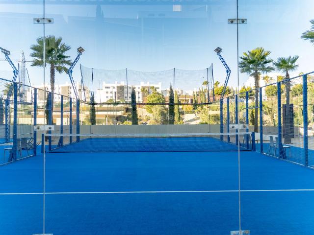 Ático en venta en Fuengirola, El Higuerón. Experimenta el pináculo de la vida moderna y minimalista con este impresionante ático en la Reserva del Higuerón. Áticos.