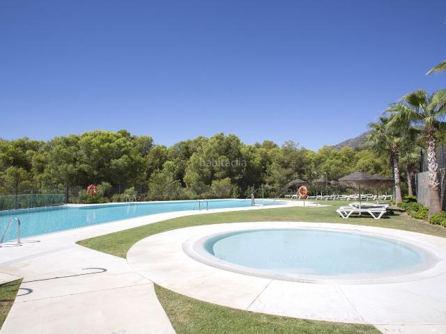 Ático en venta en Fuengirola, El Higuerón. Elegante Penthouse Sky Villa de 2 Dormitorios con Solarium y Vistas Panorámicas al Mar Reserva del Higuerón, Fuengirola. Áticos.