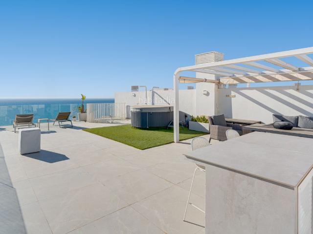 Ático en venta en Fuengirola, El Higuerón. Impresionante ático dúplex con orientación sur en el exclusivo complejo residencial Med Two, El Higuerón Fuengirola. Áticos.