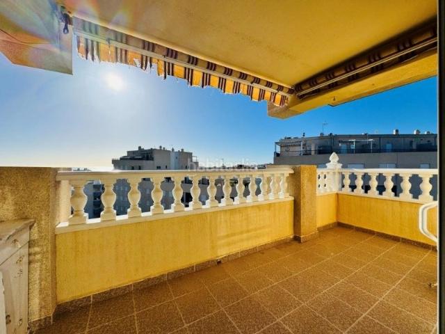 Ático en venta en Guardamar del Segura, El Moncayo El Pòrtic. Vivienda situada en una de las mejores urbanizaciones de La Mata. Se trata de un aacutetico duacuteplex con 135 m2 de vivienda y u.