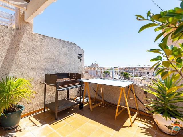 Ático en venta en Guardamar del Segura, El Moncayo El Pòrtic. Encantador bungalow en planta primera situado en la zona de El Moncayo, en Guardamar del Segura.La vivienda dispone de 2 dormitori.