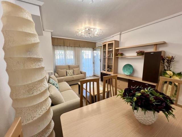 Ático en venta en Guardamar del Segura, Pueblo. Ático dúplex moderno de dos plantas con cuatro dormitorios y vistas al mar en el centro de Guardamar del Segura. Terrazas, aire ac. Áticos Guardamar del.