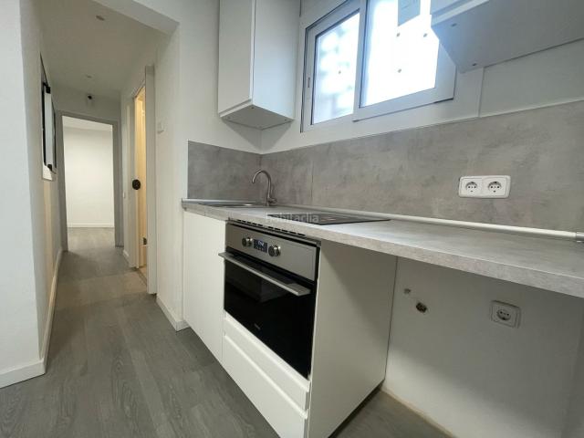 Ático en venta en Hospitalet de Llobregat L´, Sant Josep. LOFT SIN CEDULA DE HABITABILIDAD. Áticos Hospitalet de Llobregat.