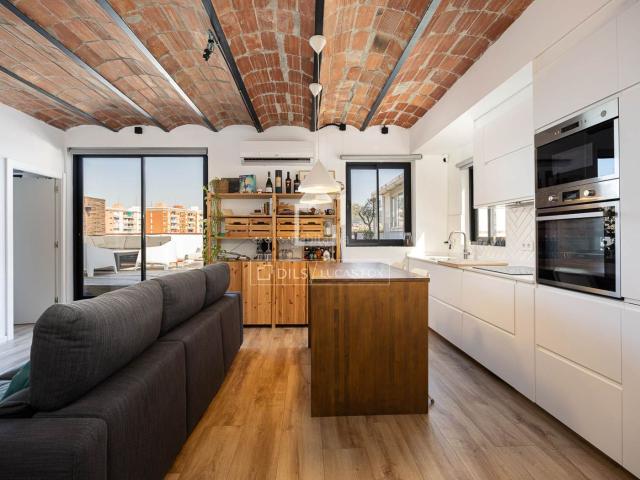 Ático en venta en Hospitalet de Llobregat L´, Santa Eulàlia. Ático en excelentes condiciones con terraza de 45m en venta en LHospitalet de Llobregat. Áticos Hospitalet de Llobregat.