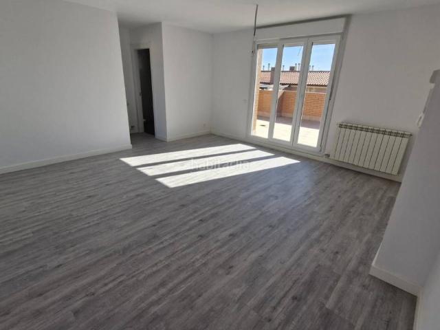 Ático en venta en Lardero. ATICAZO DE DOS DORMITORIOS CON TRES TERRAZAS DE 77M2 EN TOTAL A ESTRENAR. Áticos.