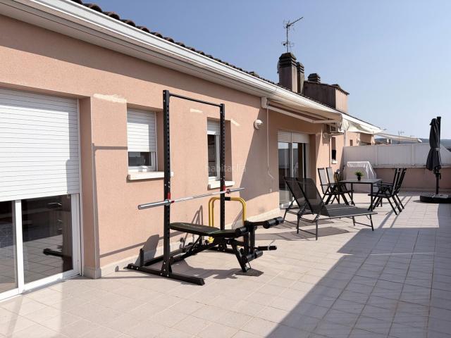 Ático en venta en Llagostera. Ático con gran terraza y piscina comunitaria. Áticos.