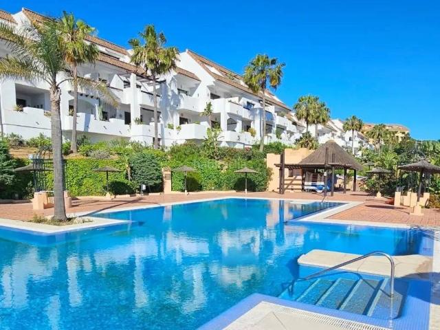 Ático en venta en Manilva, La Duquesa. Ático con terrazas y vistas parciales al mar en Duquesa Village, Manilva. Áticos.