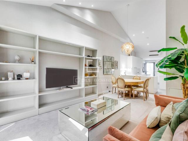 Ático en venta en Madrid, Cortes Huertas. Amplio dúplex reformado en venta con cuatro dormitorios y cinco baños en el barrio de Las Letras. Áticos.