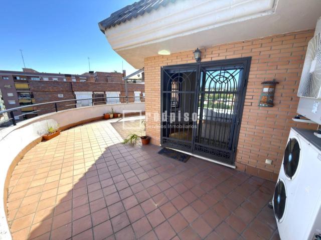 Ático en venta en Madrid, Campamento. EXCLUSIVA Espectacular Ático Dúplex en quinta planta con terraza de 35 m con vistas panorámicas. Áticos.
