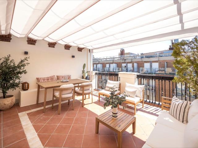 Ático en venta en Madrid, Goya. Ático reformado con terraza de 18 m2 en el barrio de Salamanca. Áticos.