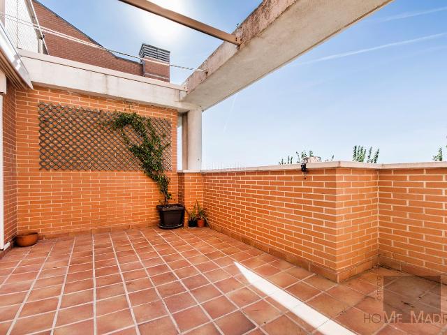 Ático en venta en Madrid, Las Tablas. ESTUDIO HOME MADRID OFRECE Ático exterior de 77m2 de superficie construida, en urbanización cerrada. Áticos.