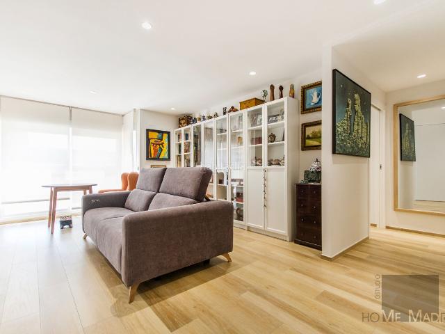 Ático en venta en Madrid, Las Tablas. ESTUDIO HOME MADRID OFRECE Ático exterior, en urbanización cerrada, 115 m2 de superficie construida. Áticos.