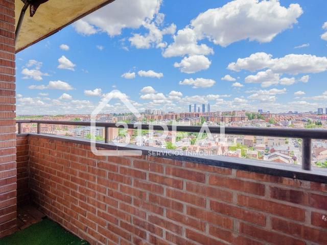 Ático en venta en Madrid, Peñagrande. Exclusivo ático en Peñagrande luz, privacidad y alto potencial de diseño. Áticos.