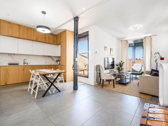 Ático en venta en Madrid, Universidad Malasaña. Ático de 1 dormitorio con 16m terraza en venta en Malasaña, Madrid. Áticos.