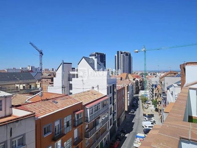 Ático en venta en Madrid, Valdeacederas. Ático con ascensor, de 2 dormitorios y 2 baños con Terraza de 40 m2. Áticos.