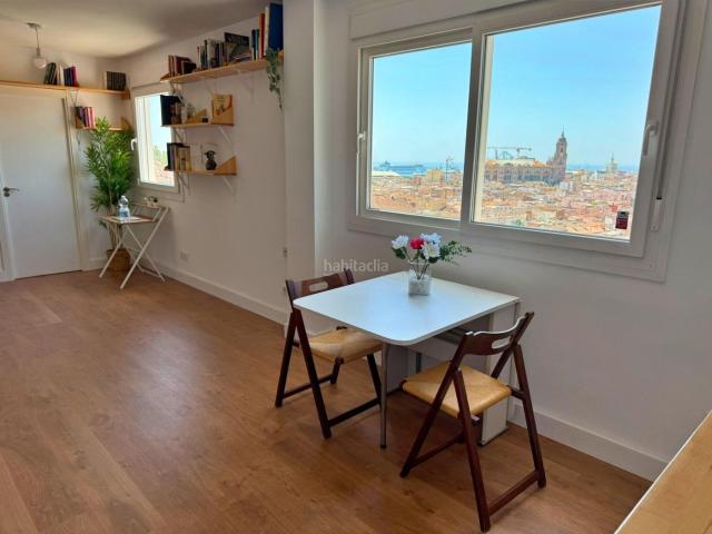 Piso en venta en Málaga, El Ejido. Ático reformado con vistas despejadas a la Alcazaba, Catedral, Puerto y mar. Pisos.