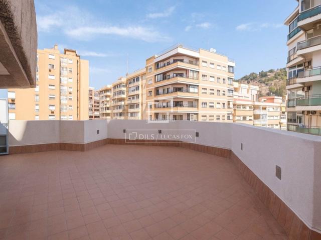 Ático en venta en Málaga, La Malagueta Monte Sancha. Ático de 4 dormitorios con terraza de 120 m en venta en un edificio en primera línea de playa en El Limonar, Málaga. Áticos.