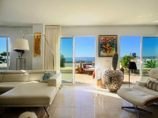 Ático en venta en Marbella, Alto de los Monteros. Ático Elegante con Impresionantes Vistas al Mediterráneo. Áticos.