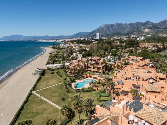Ático en venta en Marbella, Bahía de Marbella. Elegante ático dúplex en primera línea de playa en La Morera con vistas panorámicas al mar, amplias terrazas, suite principal priv. Áticos.