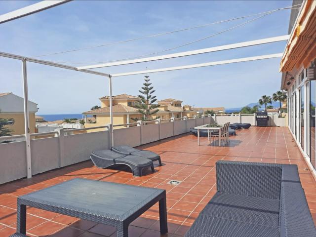 Ático en venta en Marbella, Cabopino Artola. Ático Dúplex Espacioso con Impresionantes Vistas al Mar en Cabopino. Áticos.