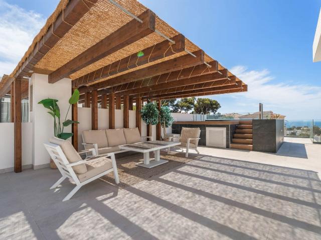 Ático en venta en Marbella, Cabopino Artola. Exclusivo ático dúplex contemporáneo con vistas panorámicas al mar, amplias terrazas y piscina privada en la azotea. Áticos.