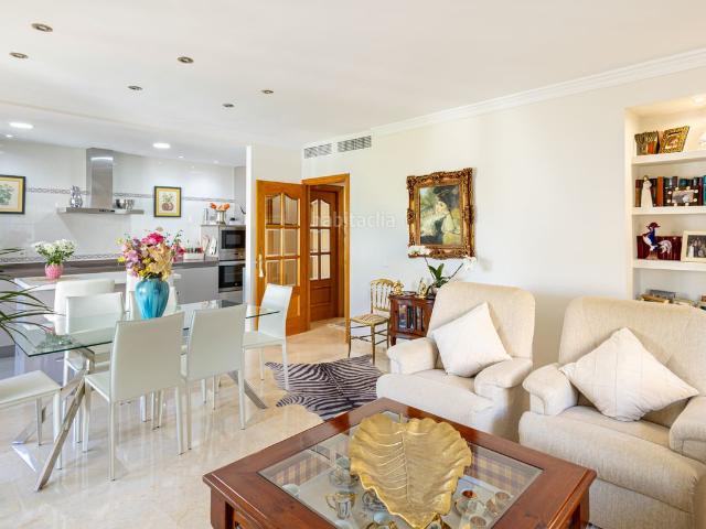 Ático en venta en Marbella, Casco Antiguo. Luminoso ático duplex en Marbella centro con plaza de garaje incluida. Áticos.