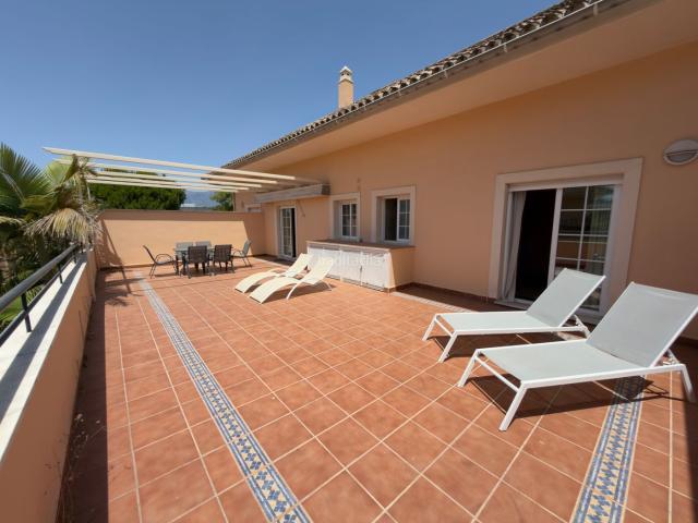 Ático en venta en Marbella, Costabella. Ático con espectacular terraza de 60 m² a pocos pasos de una de las mejores playas de Marbella Este. Áticos.